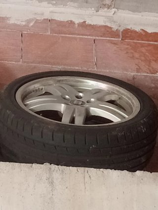 Llanta con neumático para coche
