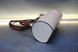 Irrigador médico antiguo, jarra para lavativas, de metal esmaltado.