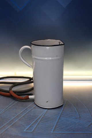 Irrigador médico antiguo, jarra para lavativas, de metal esmaltado.