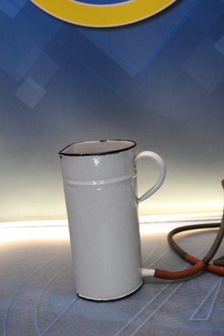 Irrigador médico antiguo, jarra para lavativas, de metal esmaltado.