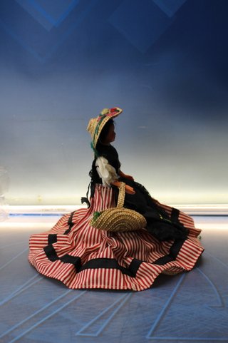01. Antigua muñeca celuloide traje regional de Niza, Francia.