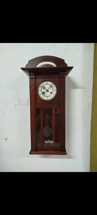 Reloj de pared antiguo de madera