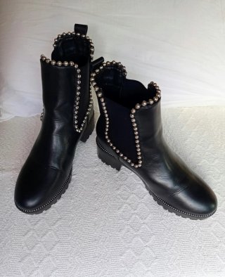 Botines negros con tachuelas plateadas