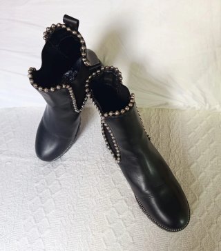 Botines negros con tachuelas plateadas