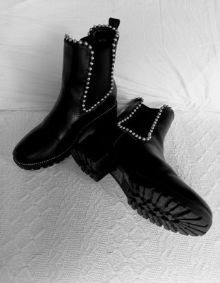 Botines negros con tachuelas plateadas