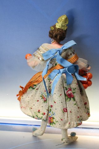 13. Antigua muñeca Layna Fallera, traje regional de Valencia. Años 60.