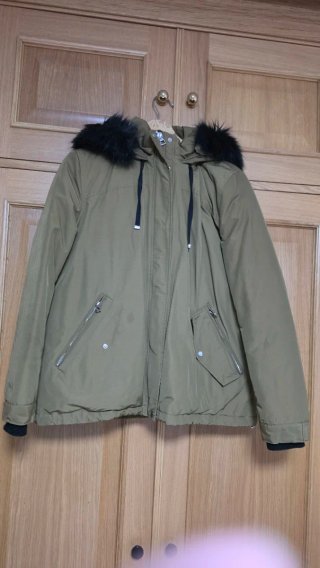 Abrigo Zara verde plumífero con capucha