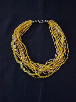 Collar de abalorios amarillo