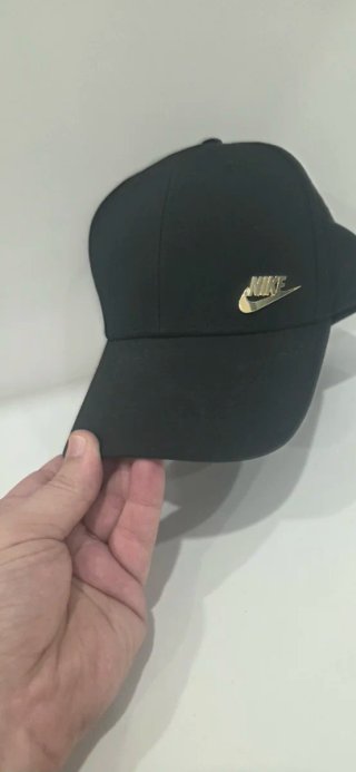 Gorra Nike Negra y Dorada