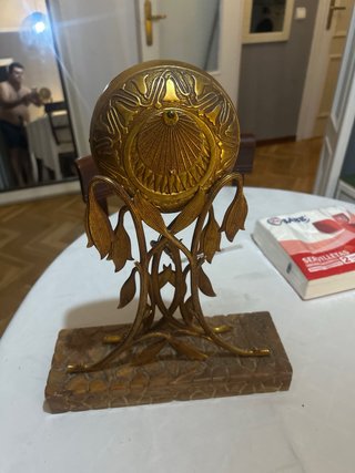 Reloj antiguo dorado con llave