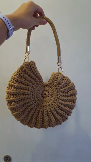 Bolsa de crochê em forma de concha