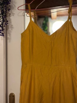 Mono amarillo de tirantes