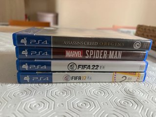 Consola PS4 + 4 Juegos + 2 Mandos