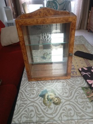 Vitrina antigua de madera y cristal