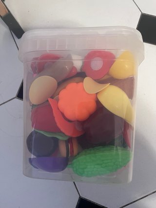 Cocinita de madera con accesorios