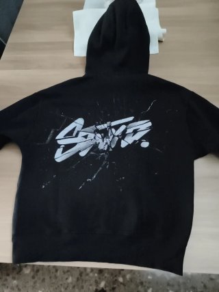 Sudadera Negra con Estampado