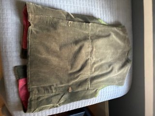 Chaleco de pana verde con forro rosa