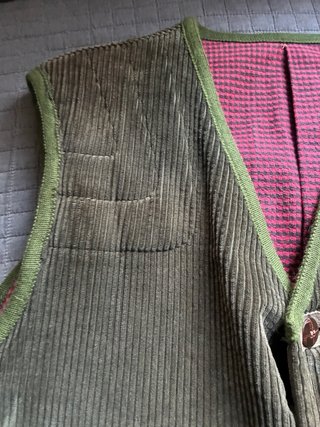 Chaleco de pana verde con forro rosa