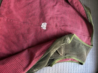 Chaleco de pana verde con forro rosa
