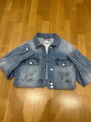 Chaqueta vaquera corta Bershka