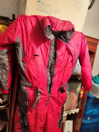 Buzo de nieve rojo y gris