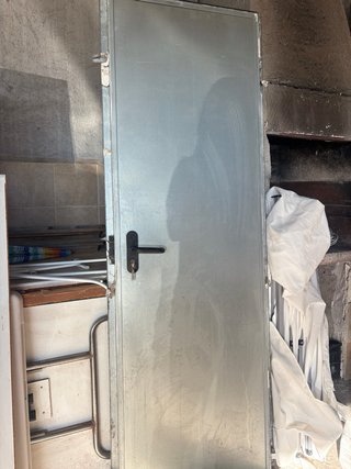 Puerta metálica con cerradura y llaves