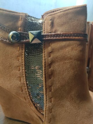 Botines con cuña y detalle de lentejuelas