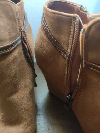 Botines con cuña y detalle de lentejuelas