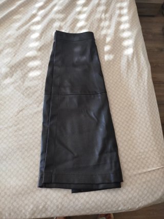 Falda midi de imitación cuero negra con etiqueta