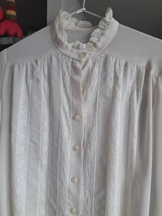Blusa vintage cruda con encaje