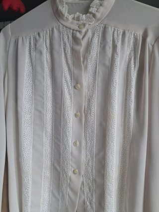 Blusa vintage cruda con encaje