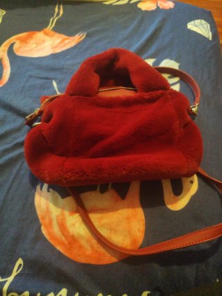 Bolso de mano rojo con textura