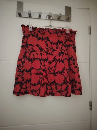 Falda corta estampada roja y negra