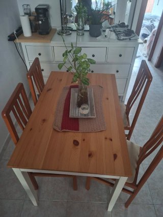 Mesa de comedor con 4 sillas