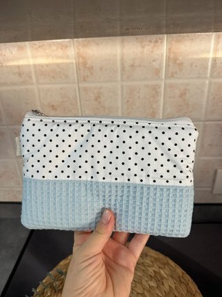 Pochette piatta celeste e a pois