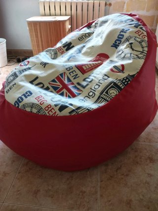 Puff rojo con estampado Londres