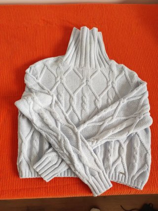 Jersey Hollister cuello alto trenzado