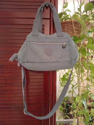 Bolso Kipling azul con Varios Departamentos