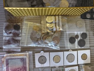 Lote de monedas y billetes antiguos.