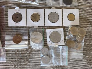 Lote de monedas y billetes antiguos.