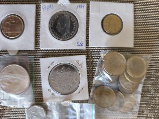 Lote de monedas y billetes antiguos.