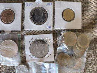 Lote de monedas y billetes antiguos.