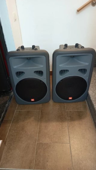 Altavoces JBL EON 15 amplificados