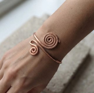 Pulsera de Cobre con Diseño de Espirales