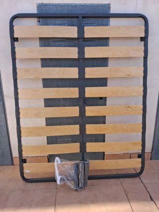 Somier metálico 1'50 con láminas de madera y patas