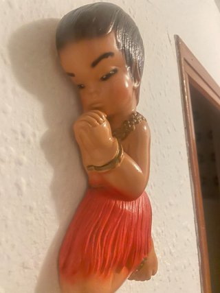 Figuras de pared antiguas rezando