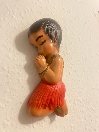 Figuras de pared antiguas rezando