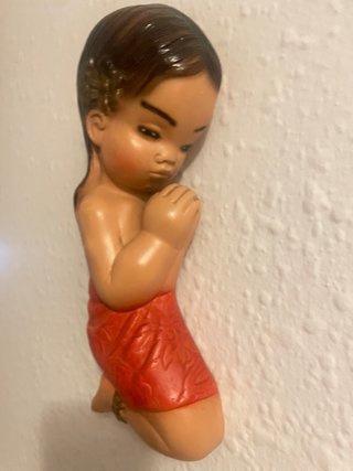 Figuras de pared antiguas rezando