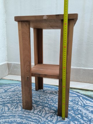 Mesa auxiliar de madera rústica
