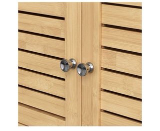Mueble de bambú con estantes y puertas